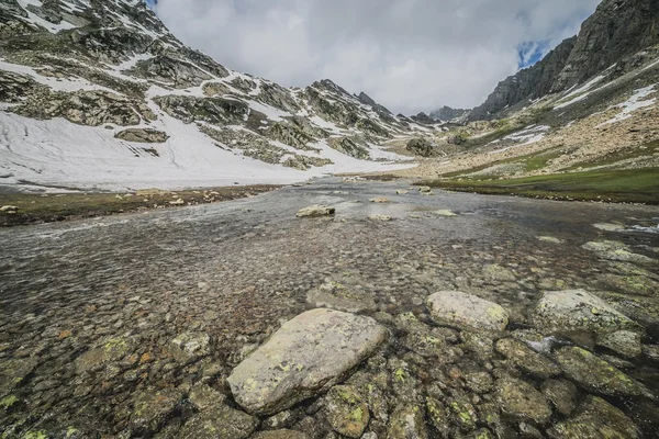 Řeka v horských — Stock fotografie