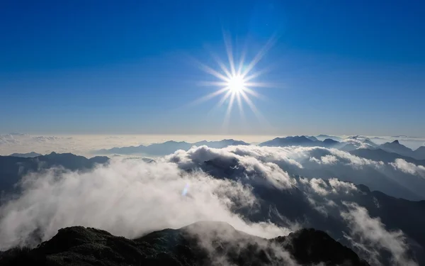 Dağ üzerinde gündoğumu — Stok fotoğraf