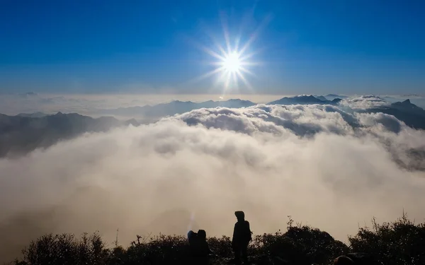 Alba sopra la montagna — Foto Stock