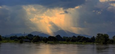 Bir karanlık gökyüzünde parlayan ışık