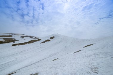 bir kış günü kar altında dağlar