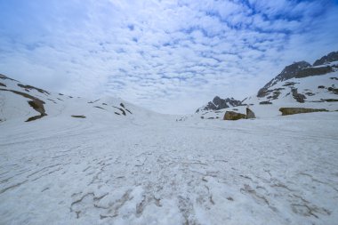 bir kış günü kar altında dağlar