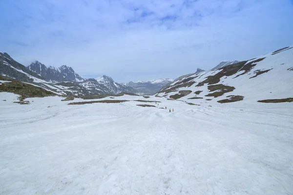 在一个冬日的雪下的山脉 — 图库照片