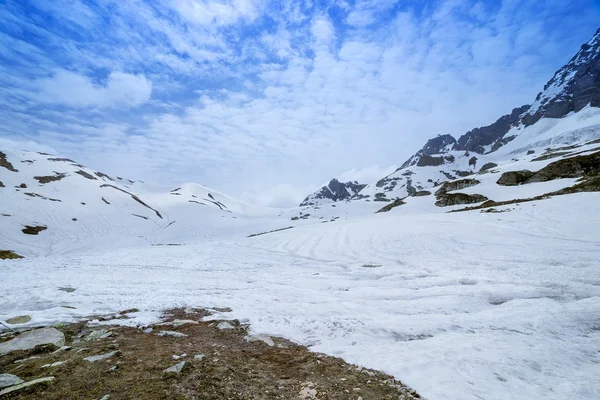 Montagnes sous la neige un jour d'hiver — Photo