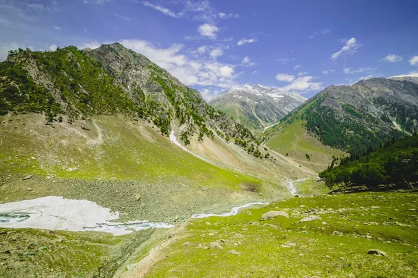 Yeşil tepeler ve mavi gökyüzü — Stok fotoğraf