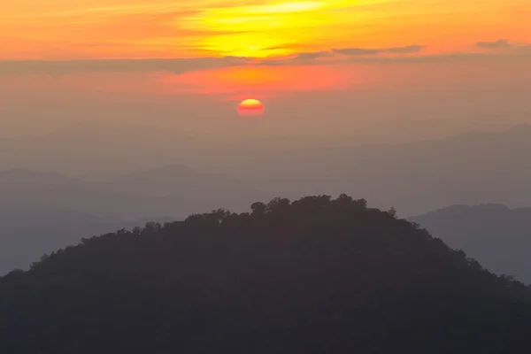 Pôr do sol sobre a montanha — Fotografia de Stock