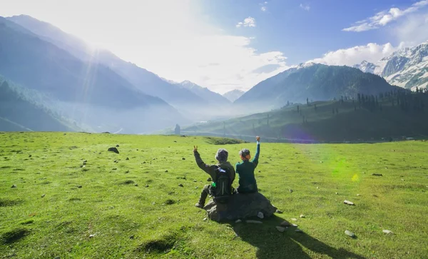 Couple hikers — Stock Photo, Image