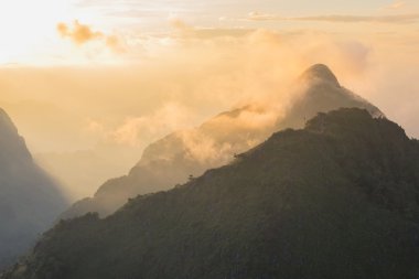 Dağların arkasında günbatımı
