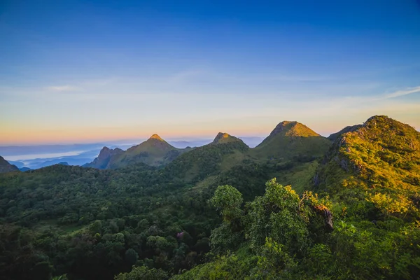 Brume du matin à la chaîne de montagnes tropicales — Photo