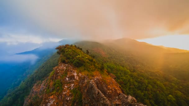 Nascer do sol na paisagem das montanhas — Vídeo de Stock