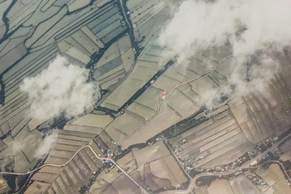 Vista aérea de campos verdes y pendientes — Foto de Stock