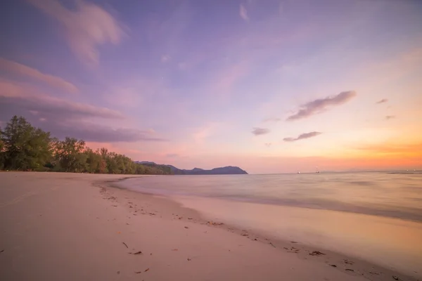 Mooie zonsondergang op het strand — Stockfoto