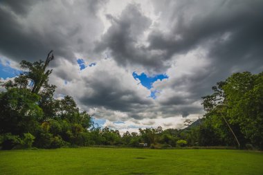 Dramatik yağmurlu bulutlar ile yeşil alan