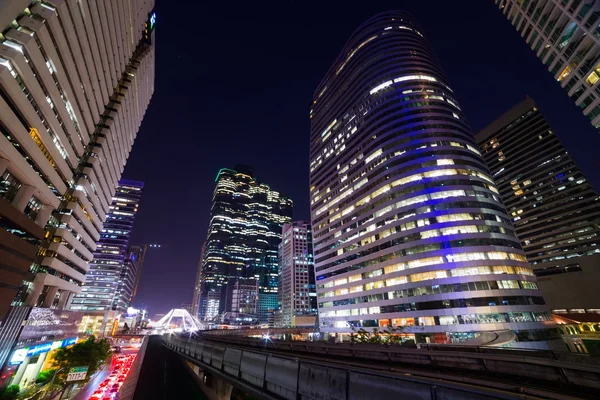 Sky train i natten staden Bangkok Thailand — Stockfoto