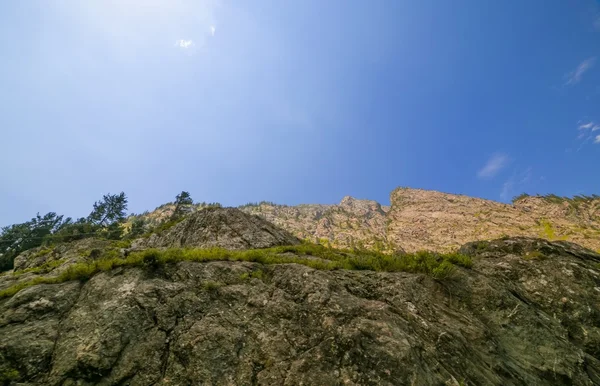 Felsig mit blauem Himmel — Stockfoto