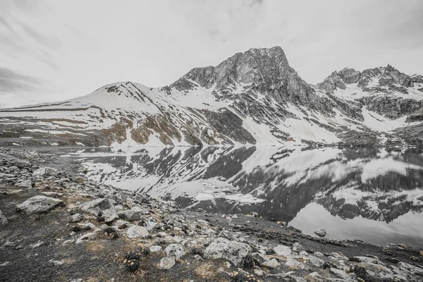 Montaña rocosa — Foto de Stock