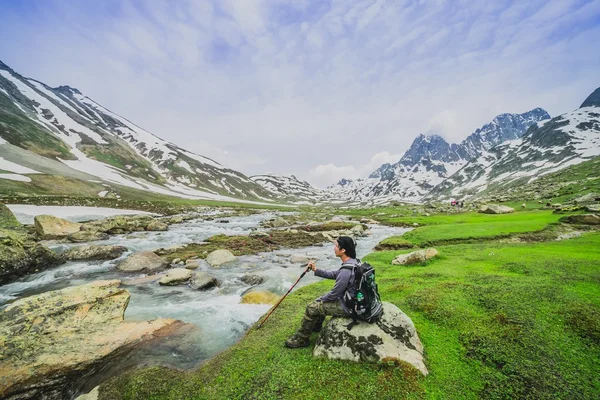 Hiking stop to look out to view — Stock Photo, Image