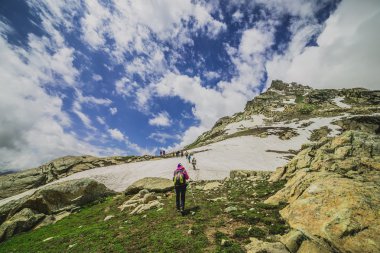 Grup yalak dağlarda yürüyüş dağcıların