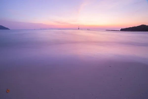 Zonsondergang op het strand — Stockfoto