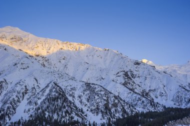 Dağ tepe üzerinde gündoğumu