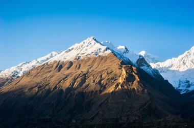 Dağ tepe üzerinde gündoğumu