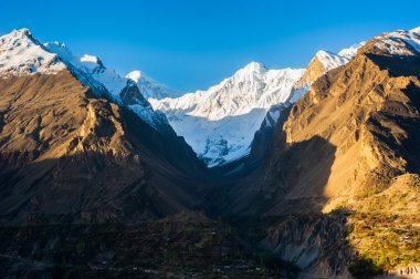 Dağ tepe üzerinde gündoğumu