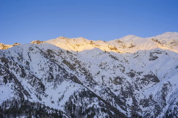 Lever de soleil au sommet de la montagne — Photo