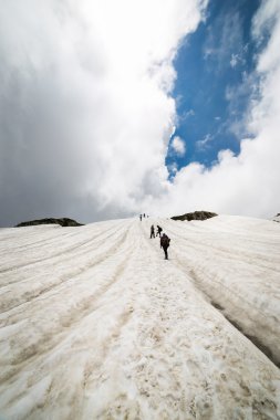 turist arasında düz bir kış yürüyüş grup