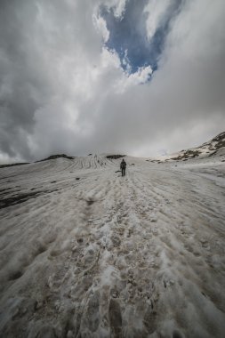 turist arasında düz bir kış yürüyüş grup