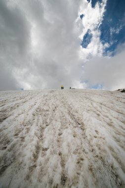 turist arasında düz bir kış yürüyüş grup
