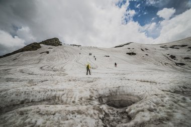 turist arasında düz bir kış yürüyüş grup