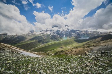 Buz zirveleri ile kayalık peyzaj