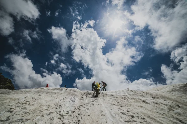 Groupe de touristes marchant dans une plaine d'hiver — Photo