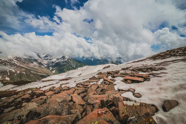 Скалистый ландшафт с ледяными вершинами — стоковое фото