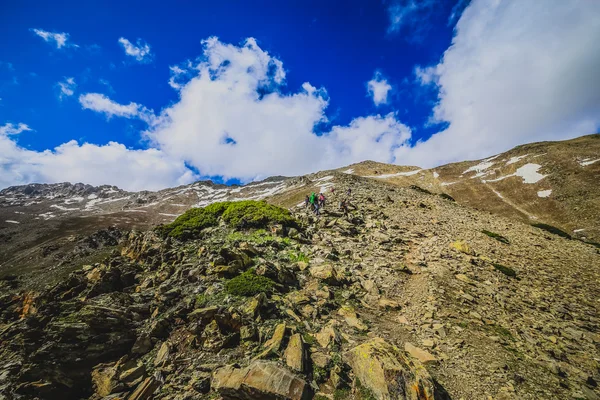 Felsige Landschaft mit Eisgipfeln — Stockfoto