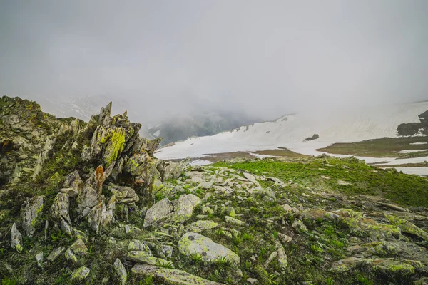 Klippiga landskap av med isen toppar — Stockfoto