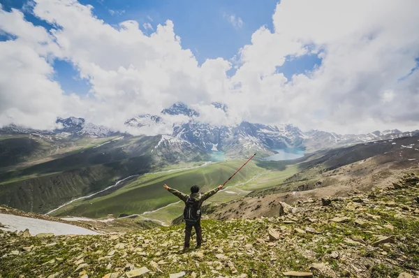 Turista s batohem a horské panorama — Stock fotografie