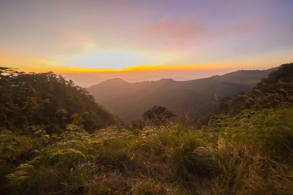 Alba nel paesaggio montano — Foto Stock