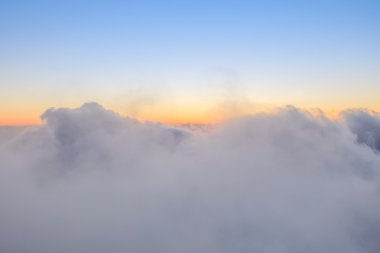 yüksek dağ bulutlar görünümünü