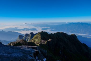 yüksek dağ bulutlar görünümünü