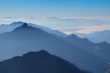 yüksek dağ bulutlar görünümünü