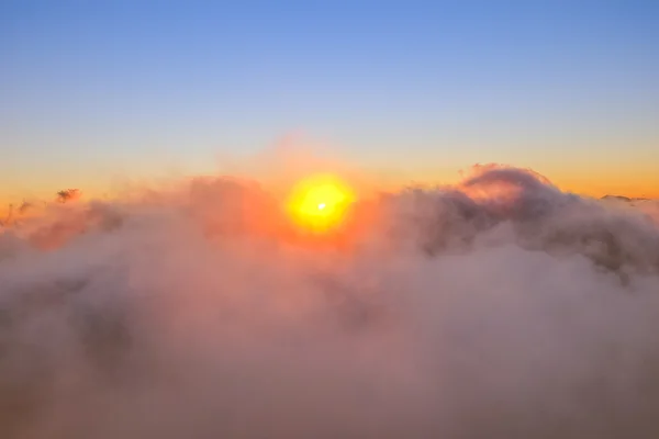 Vista de nubes desde la alta montaña — Foto de Stock