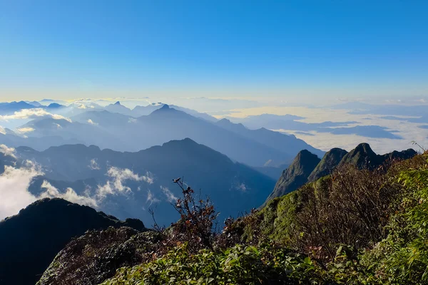 Vista de nubes desde la alta montaña — Foto de Stock