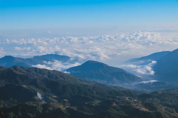 Vue des nuages depuis la haute montagne — Photo