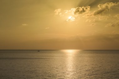Denizin üstünde gün batımı