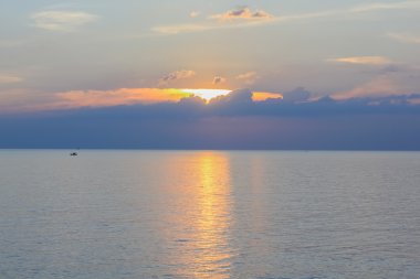 Denizin üstünde gün batımı