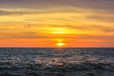 Denizin üstünde gün batımı