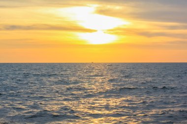 Denizin üstünde gün batımı