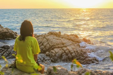 Genç Bayan Yalı ve zevk günbatımı