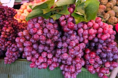 ahşap bir varil üzerinde üzüm